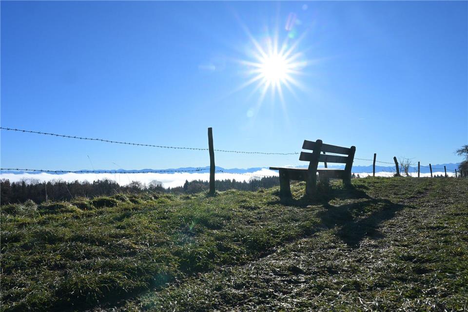 Wer in die Alpen fährt, kann sich am Wochenende auf Sonne freuen. (Archivbild)Malin Wunderlich/dpa