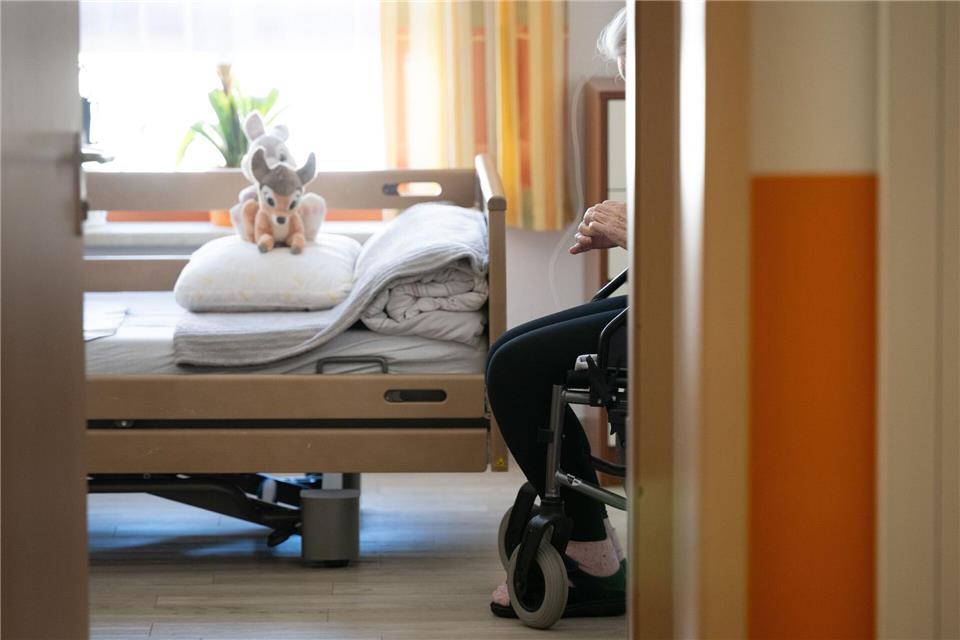 Wer in einem Pflegeheim in Bayern lebt, muss im laufenden Jahr deutlich mehr Geld zahlen als in früheren Jahren. (Illustration)Sebastian Kahnert/dpa/dpa-tmn