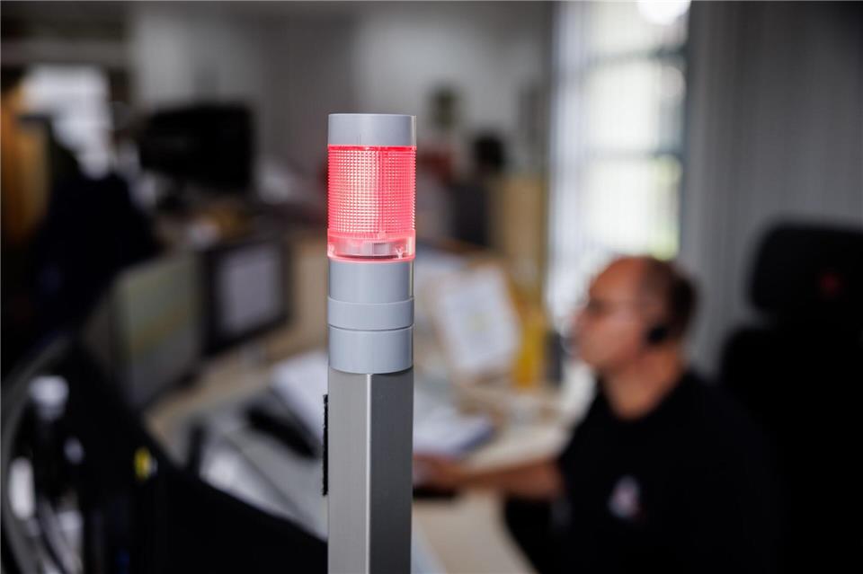 Wer in einer Notrufzentrale anruft, steht meist unter Stress. Muss man nach den richtigen Worten suchen, wird die Situation noch unangenehmer. (Symbolbild)Matthias Balk/dpa