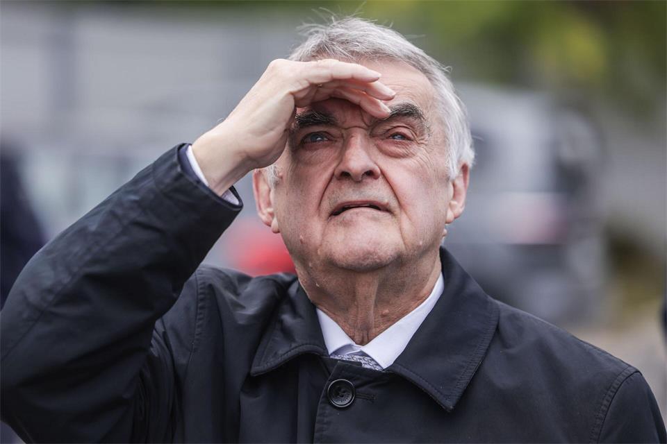 Wer ist wo zuständig, wenn eine feindliche Drohne im Anflug ist? (Archivbild)Oliver Berg/dpa