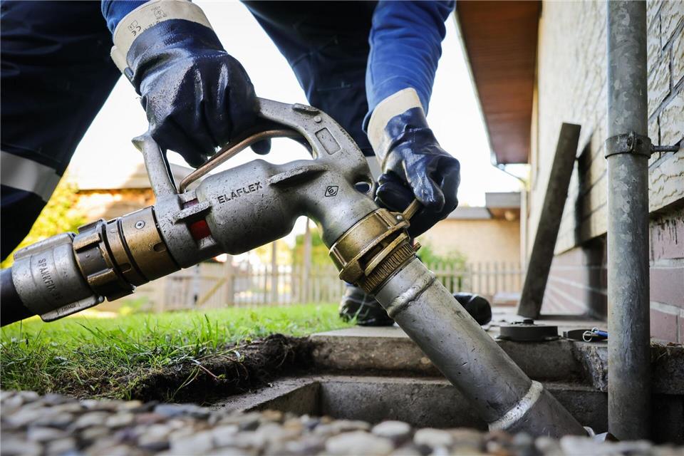 Wer jetzt unbedingt Heizöl benötigt, sollte nur so viel kaufen, wie unbedingt benötigt wird und die weitere Entwicklung der Preise im Blick behalten.picture alliance/dpa