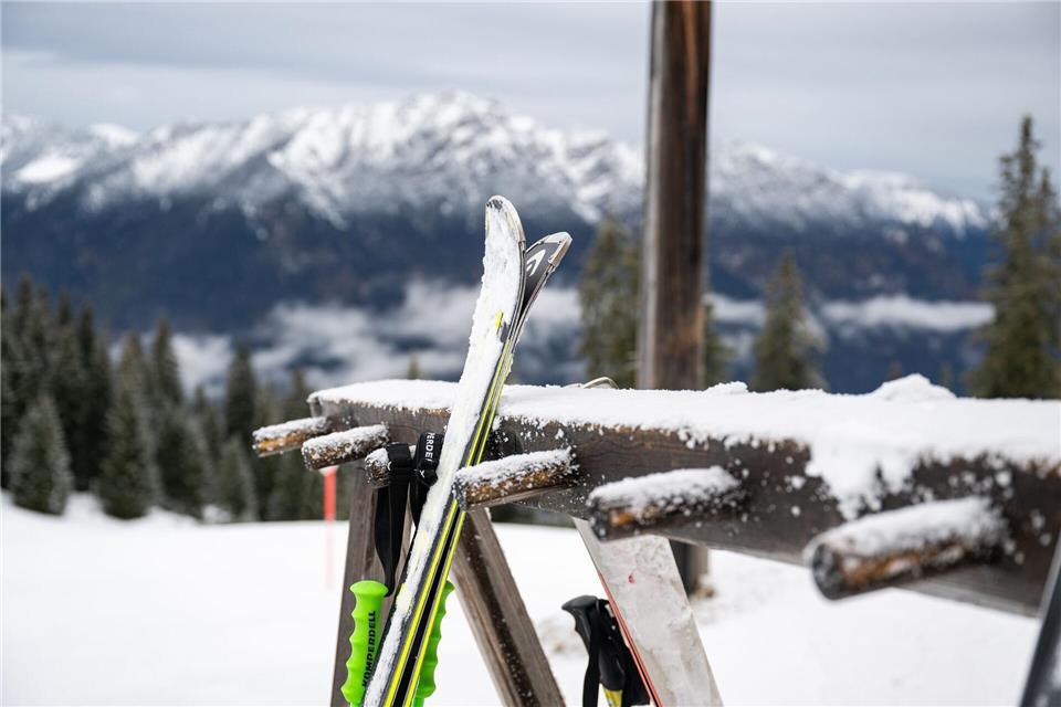 Wer keine überlaufenen Skigebiete mag, sollte nach Reiseterminen Mitte Januar oder im März schauen.picture alliance / dpa-tmn
