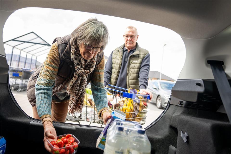 Wer keinen Rucksack dabeihat und auf Ersatztüten verzichten will, kann die Waren direkt vom Einkaufswagen in den Kofferraum laden.Benjamin Nolte/dpa-tmn