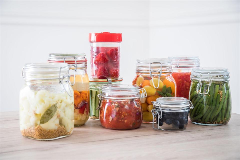 Wer keinen speziellen Fermentiertopf besitzt, kann für Blumenkohl mit Senfkörnern und Co. einfach Gläser mit Bügelverschluss nehmen. Ideal um überschüssiges Gas bei der Fermentation entweichen zu lassen. Christin Klose/dpa-tmn