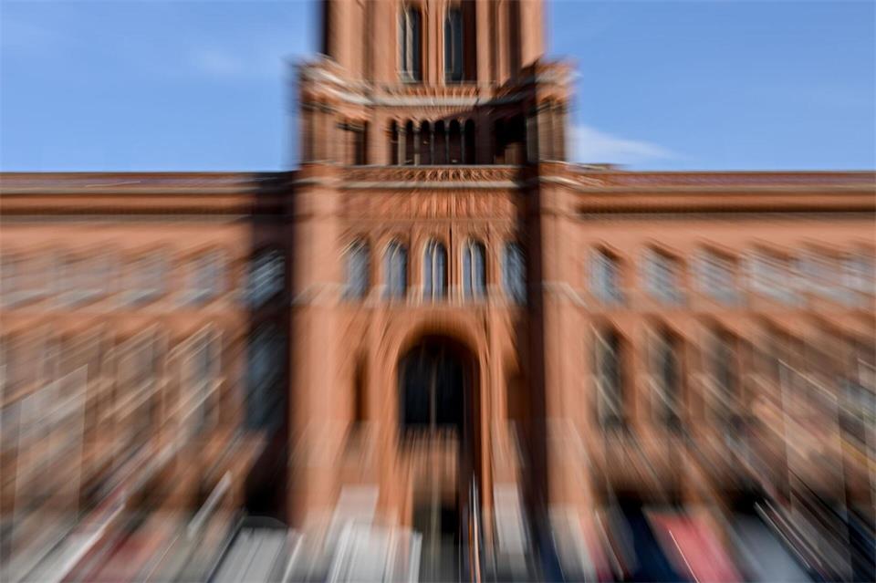 Wer künftig in Berlins Rotem Rathaus das Sagen hat, ist noch offen. (Symbolbild) Britta Pedersen/dpa