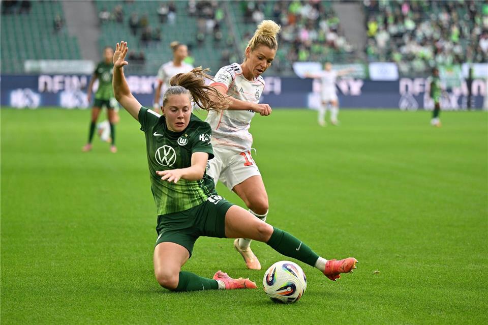 Wer macht es diesmal? Linda Dallmann (r) ist mit dem FC Bayern gegen Wolfsburg favorisiert. (Archivbild)Swen Pförtner/dpa