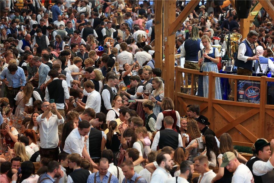Wer mit Chef und Kollegen auf die Wiesn geht, sollte ein paar Dinge beachten. Karl-Josef Hildenbrand/dpa