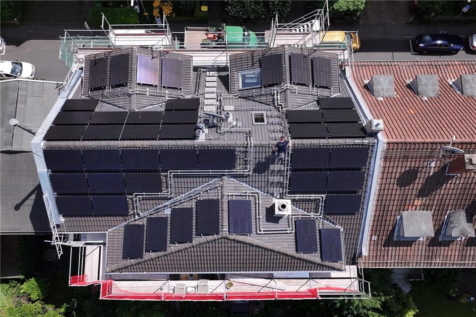 Wer mit Hilfe der Sonne Storm und Wärme gewinnen will, sollte über die Installation einer PVT-Anlage nachdenken.erneuerbare.tv/dpa-tmn