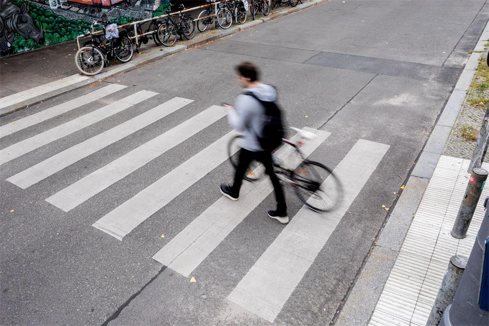 Wer mit dem Fahrrad am Zebrastreifen die Straßenseite wechseln will, muss absteigen und schieben.picture alliance/dpa