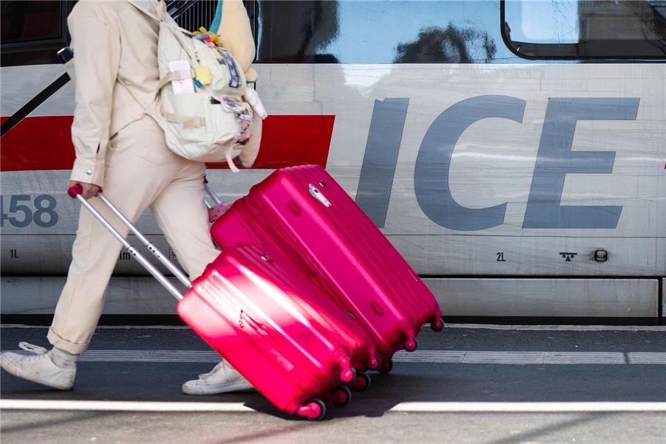 Wer mit dem Zug verreist, soll nach den Plänen der EU-Kommission auch bei Fahrten unterschiedlicher Unternehmen bei Ausfällen gut geschützt sein. (Symbolbild)Christoph Schmidt/dpa