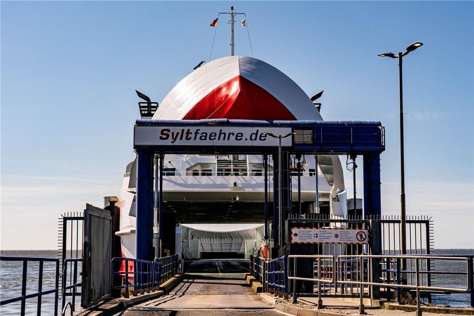 Wer mit der Fähre von und nach Sylt fahren möchte, muss aktuell mehr für ein Ticket zahlen. (Archivbild)Axel Heimken/dpa