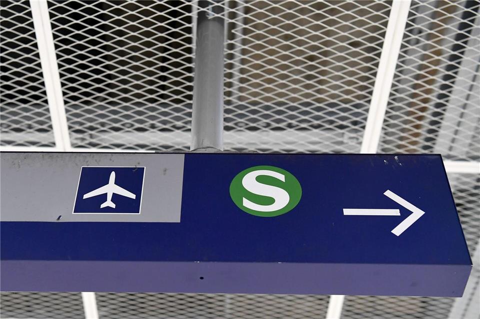 Wer mit der S-Bahn zum Münchner Flughafen möchte, muss in der nächsten Zeit gut planen. (Symbolbild)Peter Kneffel/dpa