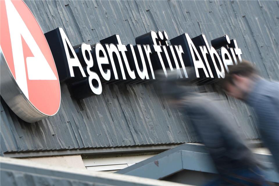 Wer nach dem Verlust seiner Arbeitsstelle weniger Unterhalt zahlen möchte, muss vor Gericht nachweisen, dass ihn an der Kündigung keine eigene Schuld trifft.Arne Dedert/dpa