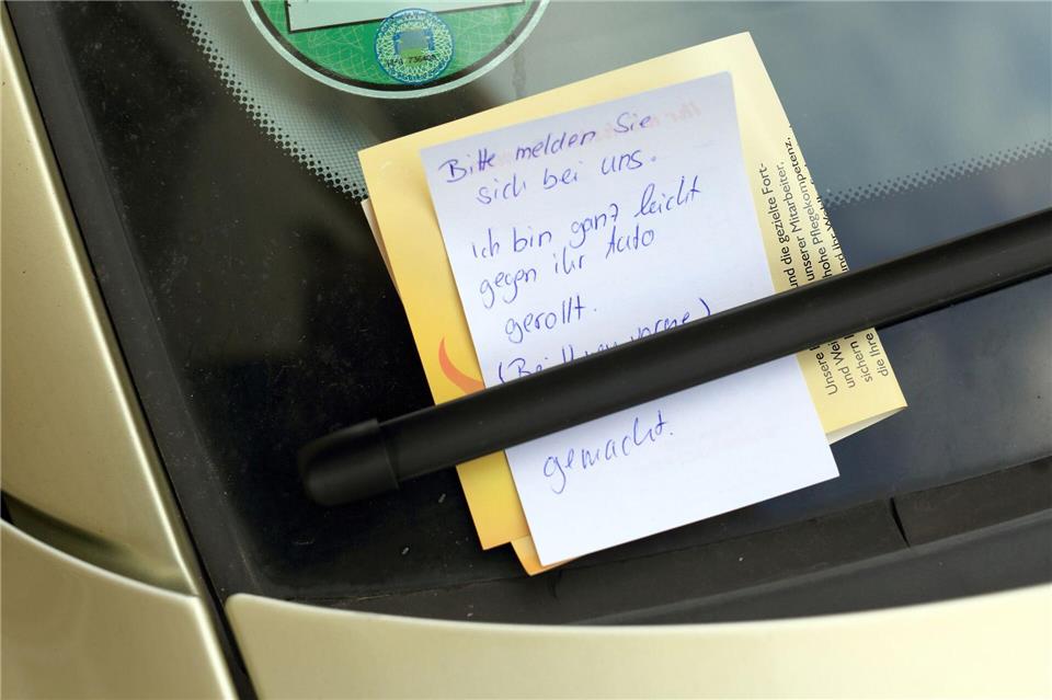 Wer nach einem Unfall flieht, muss mit Geldstrafen, Führerscheinentzug oder bis zu drei Jahren Haft rechnen. Auch der Versicherungsschutz kann komplett wegfallen. (Symbolbild)Jens Wolf/dpa-Zentralbild/dpa