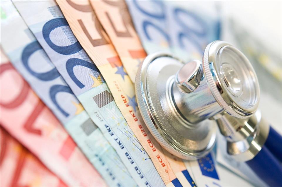 Wer nach einem Unfall im Zusammenhang mit der Arbeit länger oder ganz arbeitsunfähig ist, bekommt von der Unfallversicherung eine Rente.picture alliance/dpa/dpa-tmn