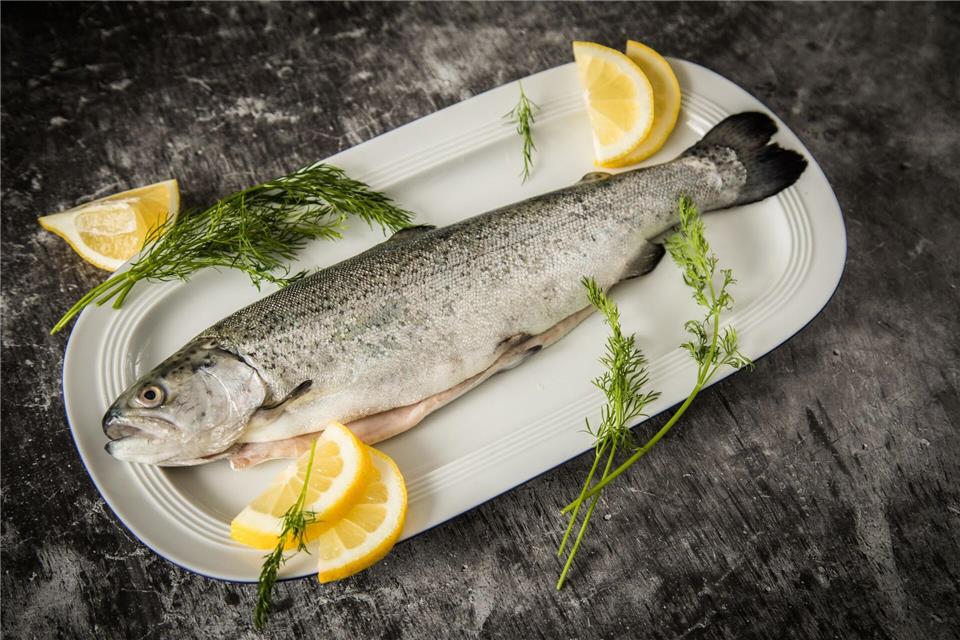 Wer nachhaltig genießen möchte, findet auf der aktualisierten „Guter Fisch“-Liste Empfehlungen für umweltschonend gefangene Fisch- und Muschelarten.picture alliance / dpa-tmn