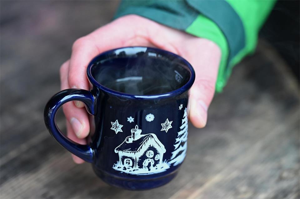 Wer nicht bis zum Advent warten mag, um auf einem Weihnachtsmarkt Glühwein zu trinken, wird auch jetzt schon auf Märkten in Hessen fündig. (Symbolbild)Michael Brandt/dpa