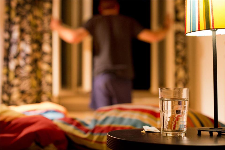 Wer nicht einschlafen kann, sollte nach einer halben Stunde die Reißleine ziehen und aufstehen.Franziska Gabbert/dpa-tmn