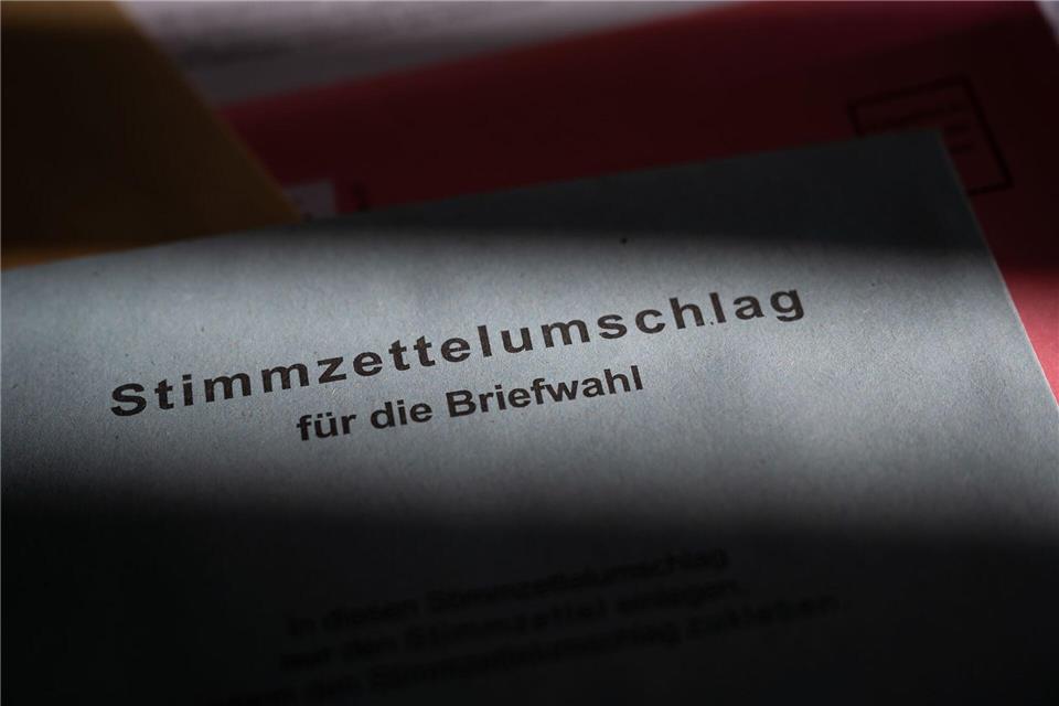 Wer nicht in ein Wahllokal kommen kann, wählt per Briefwahl. (Symbolbild)Sebastian Gollnow/dpa