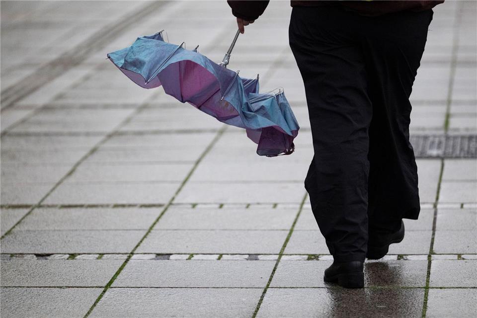 Wer nicht nass werden will, braucht eventuell einen Regenschirm. (Symbolbild)Marijan Murat/dpa