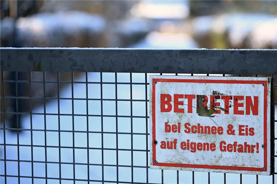 Wer nicht unbedingt raus muss, sollte bei starkem Schneefall drinnen bleiben, rät der DWD.Lilli Förter/dpa