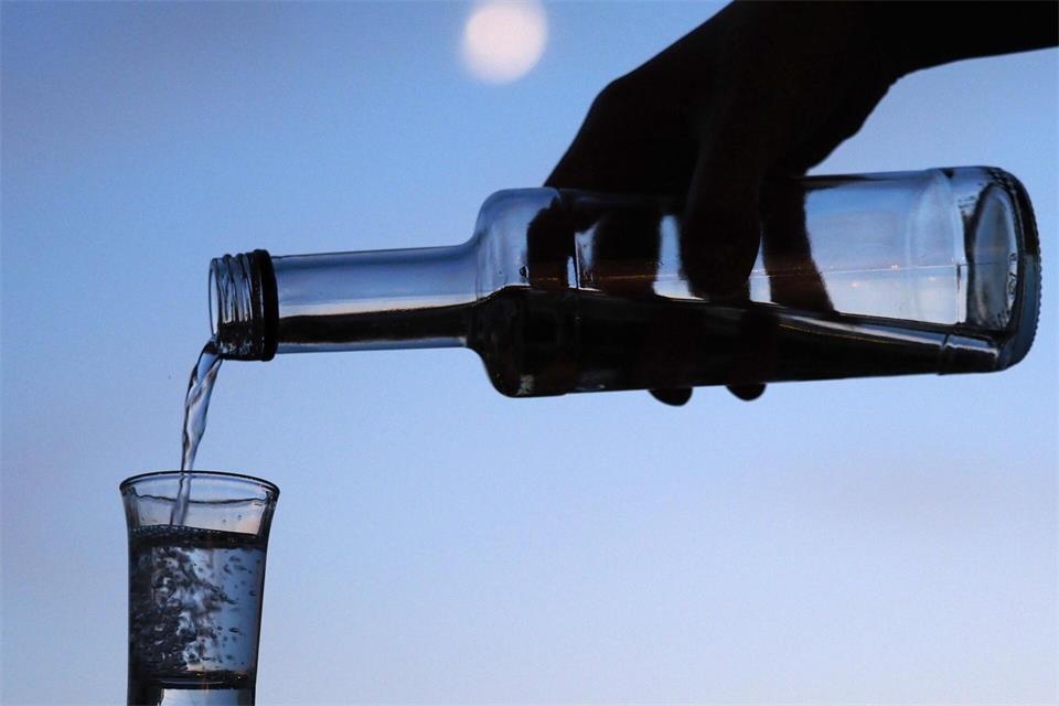 Wer nicht von größerem Schnaps-Konsum loskommt, kann beim Internetportal „DigiSucht“ Hilfe finden. (Symbolbild)Soeren Stache/dpa-Zentralbild/dpa