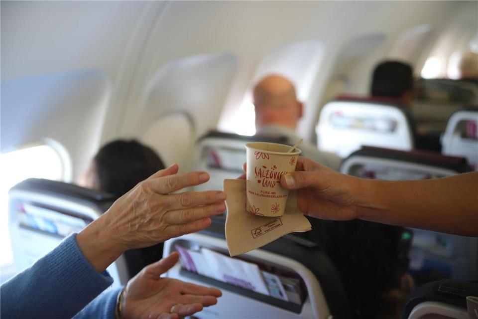 Wer nichts dabeihat, kann sich natürlich an Bord mit einem Kaffee versorgen - teilweise ist das auch kostenlos.Sascha Thelen/dpa/dpa-tmn