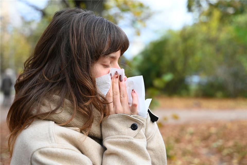 Wer niesen muss, sollte sich von anderen Personen abwenden und ein Taschentuch oder die Armbeuge vor Mund und Nase halten (Symbolbild).Elisa Schu/dpa