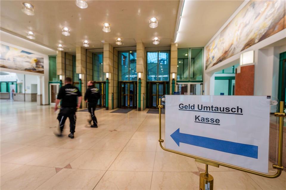 Wer noch alte Scheine oder Münzen findet, kann diese kostenlos bei allen 31 Filialen der Bundesbank oder per Postweg über die Bundesbank-Filiale in Mainz zum Umtausch einreichen. (Archivbild)Andreas Arnold/dpa
