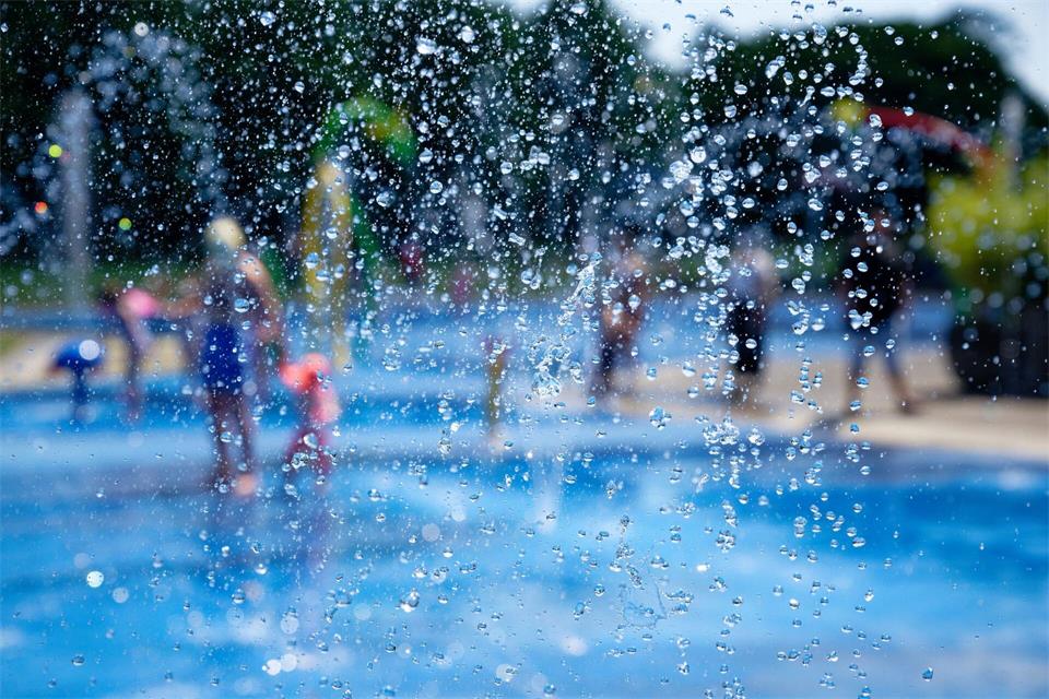Wer noch einmal ins Freibad möchte, sollte die Chance am Montag ergreifen. (Symbolbild) Henning Kaiser/dpa