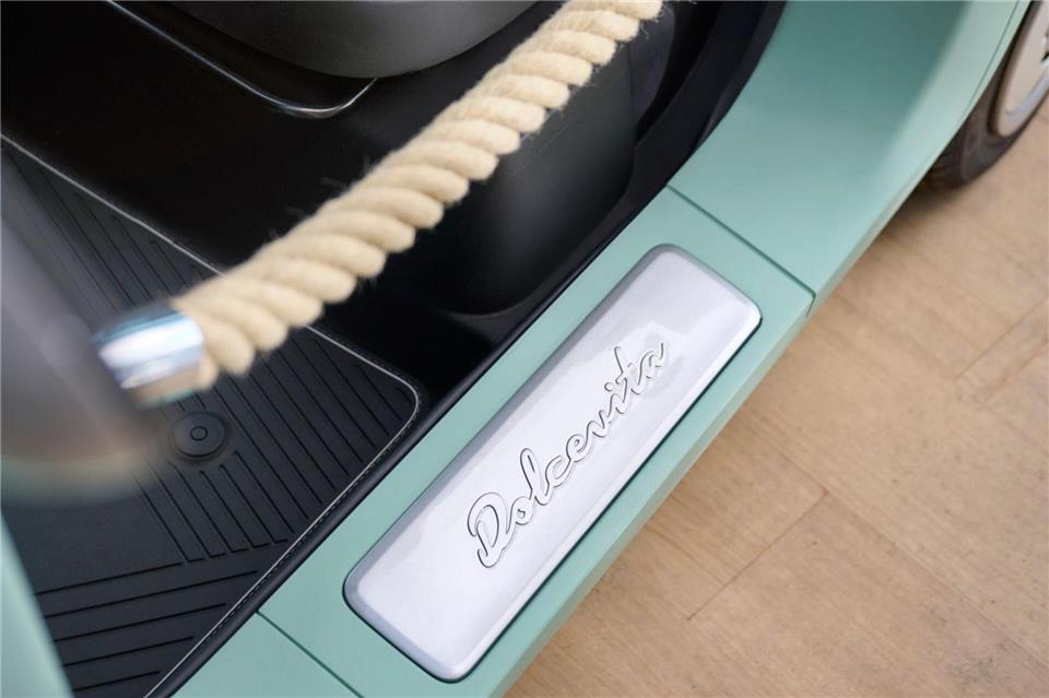Wer noch mehr italienische Lebensart will, bekommt den kleinen Stromer auch als Dolce Vita mit Rollverdeck und Kordeln anstelle der Türen.Fiat/Stellantis/dpa-tmn