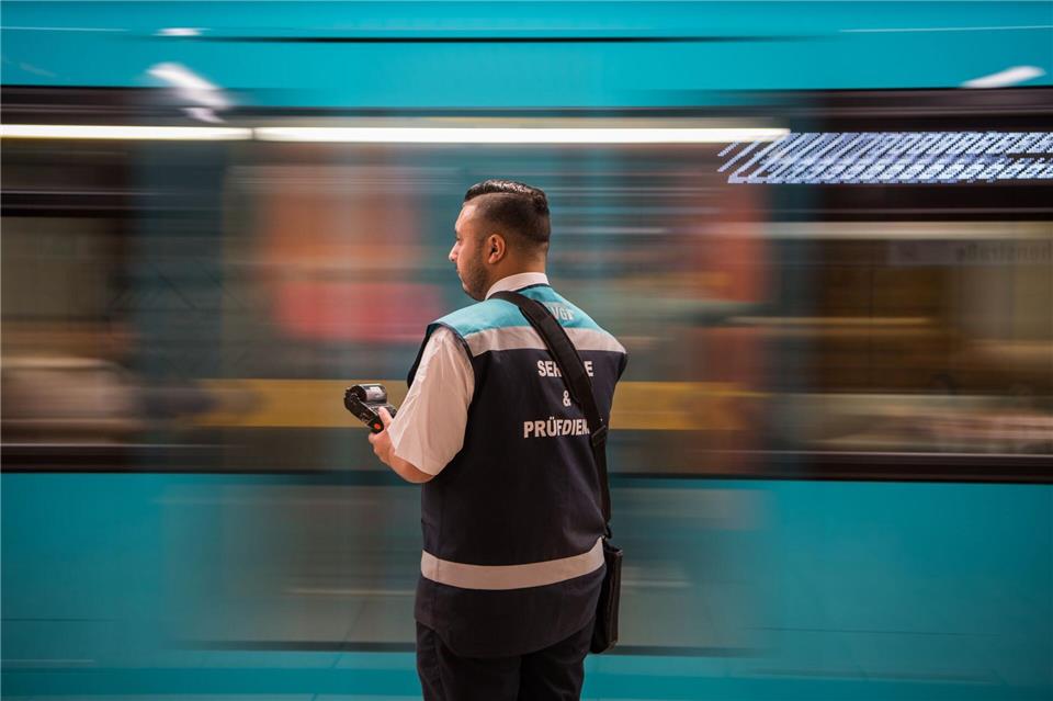 Wer ohne Fahrschein unterwegs ist, zahlt 60 Euro (Archivbild).Andreas Arnold/dpa