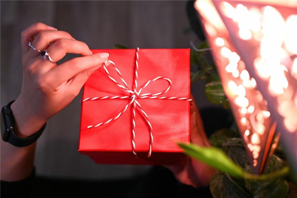 Wer online Weihnachtsgeschenke oder andere Waren kauft, sollte bei der Retoure sorgfältig sein. (Symbolbild)Elisa Schu/dpa