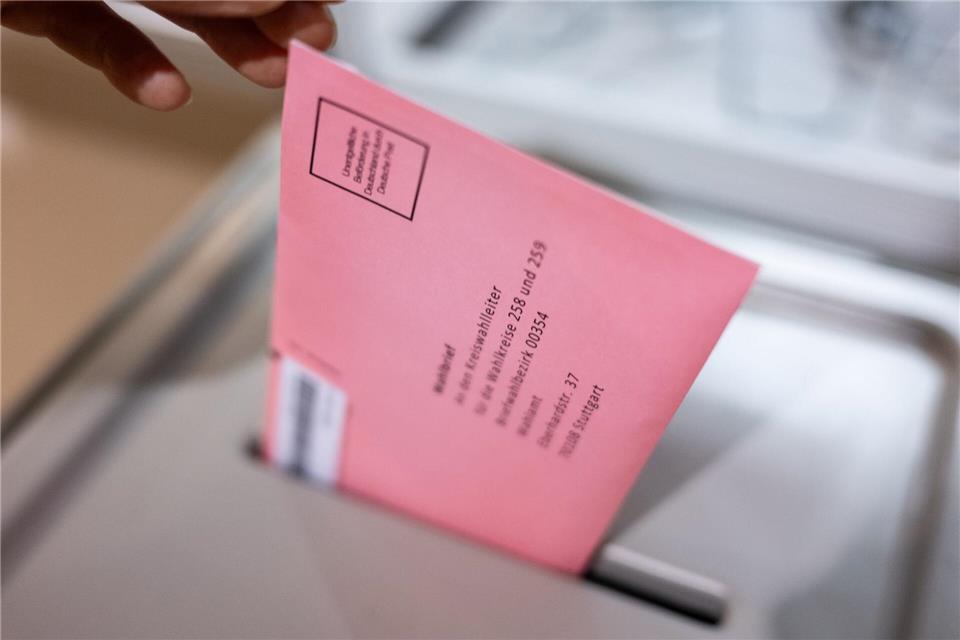 Erste Briefwahlzettel unterwegs: Worauf muss man achten? Wer per Brief wählen will, muss den Wahlschein bei seiner Gemeinde oder Stadt beantragen. (Symbolbild)Marijan Murat/dpa