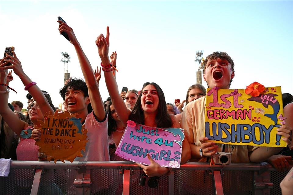 Wer schafft es nach oben? Zara Larsson holt bei ihren Konzerten immer wieder Fans auf die Bühne.Elisa Schu/dpa