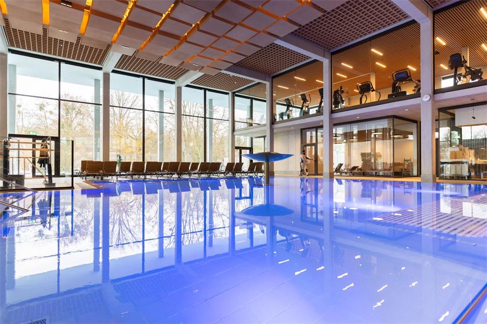 Wer schnell friert, wird in den Thermen in Hessen wieder warm. (Archivbild)Lando Hass/dpa