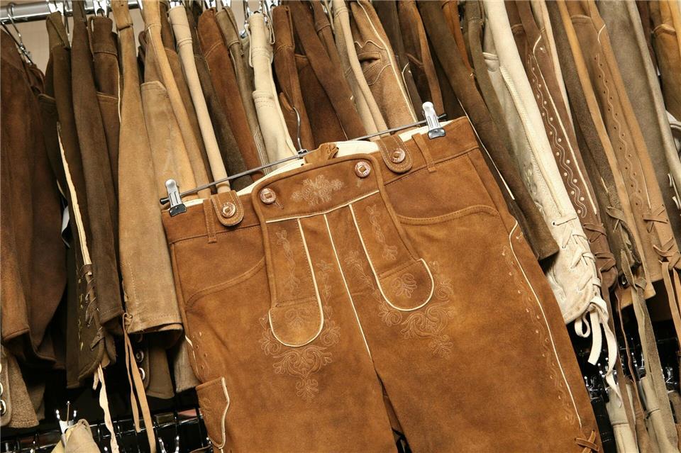 Wer seine neue Lederhose lange fleckenlos halten möchte, sollte bei Verschmutzungen auf die richtige Pflege achten.Tobias Hase/dpa/dpa-tmn