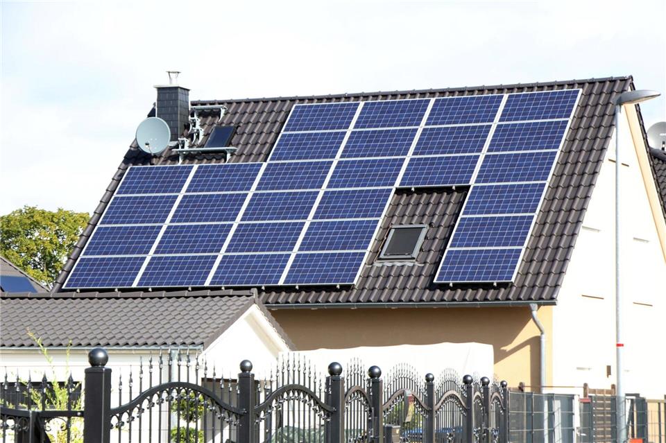 Wer selbst erzeugten Solarstrom speichert und später nutzt, kann den Netzbezug reduzieren und damit die laufenden Stromkosten spürbar senken.picture alliance/dpa/dpa-tmn