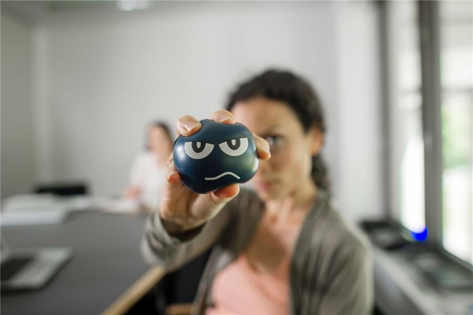 „Das ist nicht fair!“ - Mit Ungerechtigkeit im Job umgehen Wer sich auf der Arbeit ungerecht behandelt fühlt, kann frustriert sein. Wie damit umgehen?picture alliance / dpa Themendienst