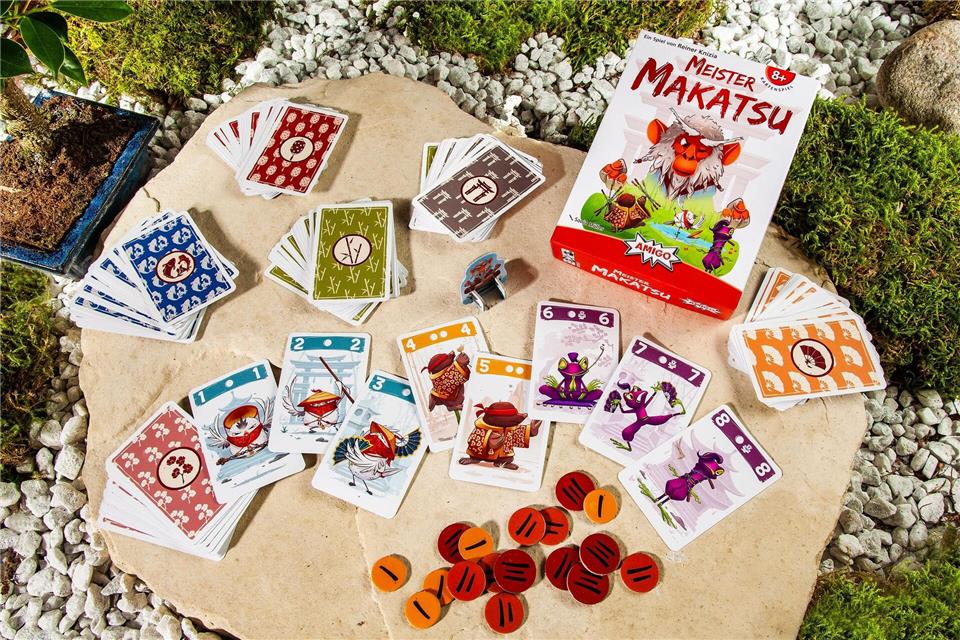 Wer sich bei „Meister Makatsu“ hohe Karten bis zur dritten und letzten Spielrunde aufhebt, wird keine Chance auf den Sieg haben. Denn wer die höchste Karte in einer Farbe gespielt hat, bekommt Minuspunkte.Amigo/dpa-tmn