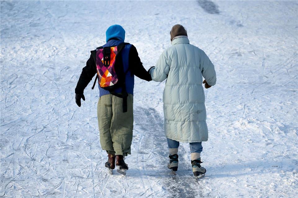 Wer sich bei Minusgraden auf zugefrorene Wasserflächen begeben möchte, sollte auf Warnsignale achten.Sven Hoppe/dpa