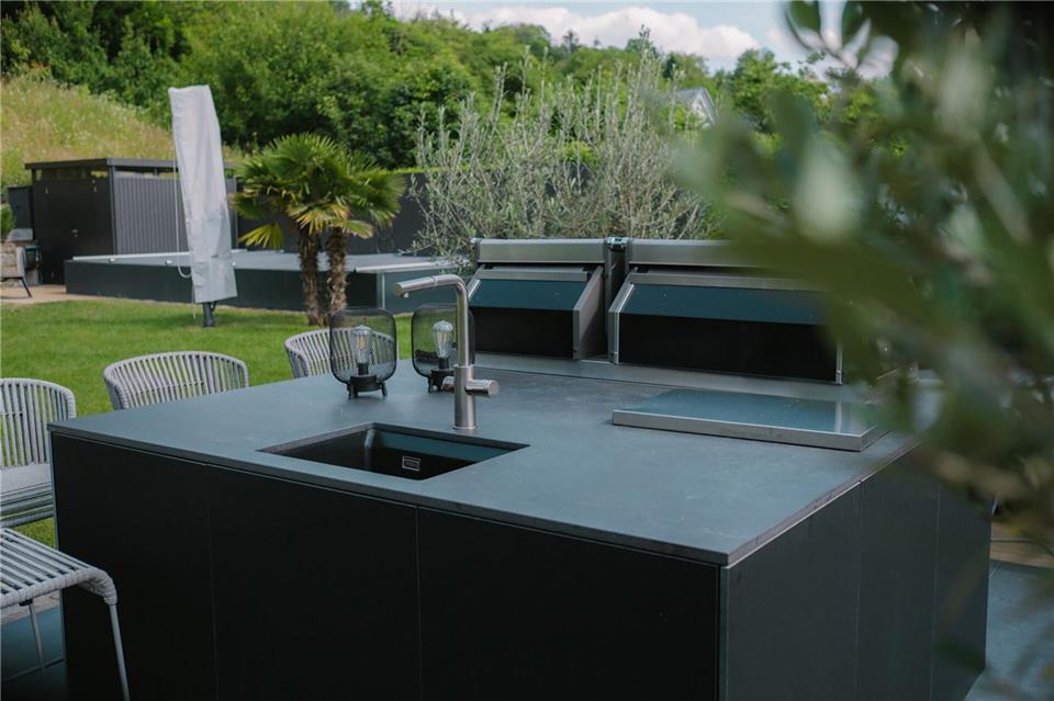 Wer sich ein Spülbecken in seiner Outdoor-Küche wünscht, sollte bei der Standortsuche an den Wasseranschluss denken. AMK/dpa-tmn