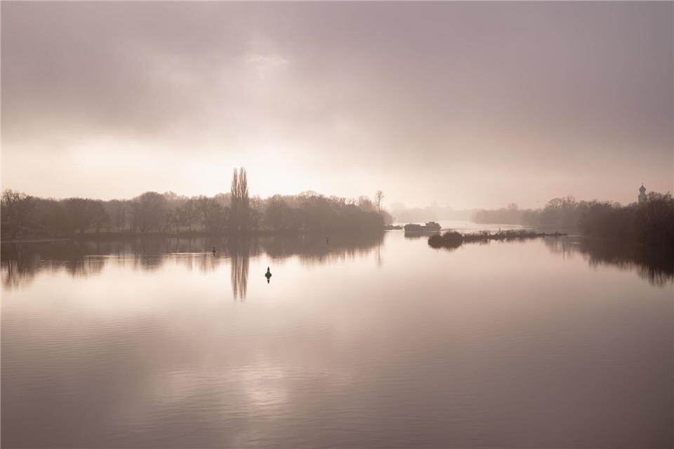 Wer sich nach der Sonne sehnt, kann sich laut einer Vorhersage des DWD auf Montag freuen.Uwe Anspach/dpa
