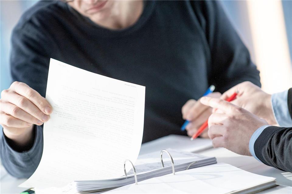 Wer sich nicht selbst um Steuerthemen kümmern kann oder möchte, sucht Hilfe beim Profi. Aber lässt der sich so einfach wechseln, wenn man etwa unzufrieden ist?Zacharie Scheurer/dpa-tmn