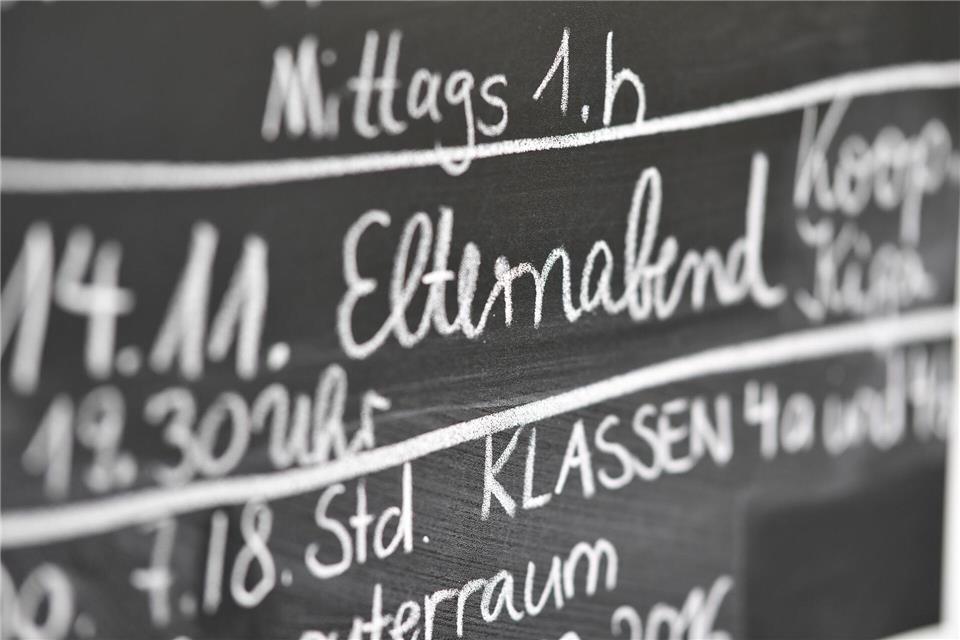 Wer sich nicht traut in großer Runde beim Elternabend etwas zu fragen, kann der Lehrkraft auch eine Mail schreiben. picture alliance/dpa