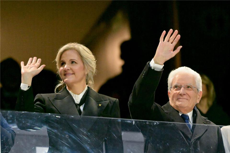 Wer steht hier neben Staatspräsident Sergio Mattarella? Der italienische TV-Kommentator erkannte IOC-Präsidentin Kirsty Coventry nicht. Peter Kneffel/dpa-POOL/dpa