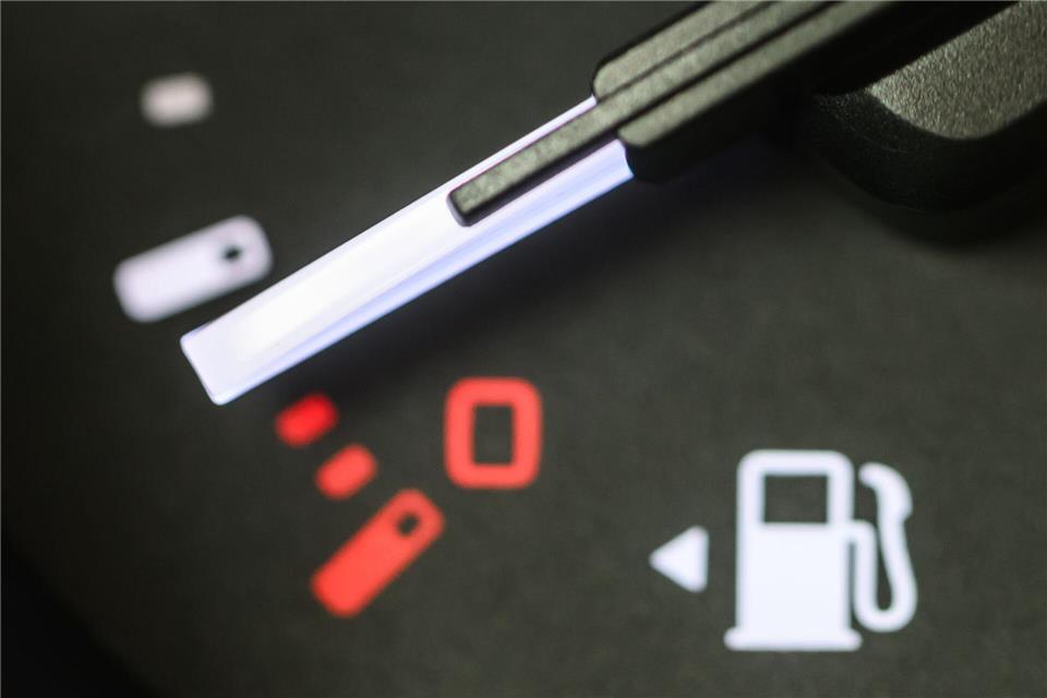 Wer tanken muss, zahlt im Schnitt über zwei Euro. (Archivbild)Robert Michael/dpa