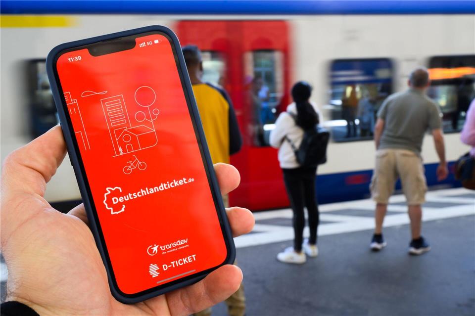 Wer trägt die absehbaren Kostensteigerungen beim Deutschlandticket - Bund oder Länder? Bisher ist noch keine Lösung absehbar. (Symbolbild)Julian Stratenschulte/dpa