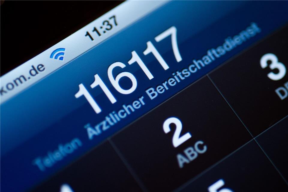 Wer über die Weihnachtstage oder an Neujahr krank wird, kann sich über die Telefonnummer 116 117 den Kontakt zu einer Notdienstpraxis vermitteln lassen. (Archivbild)  picture alliance / dpa