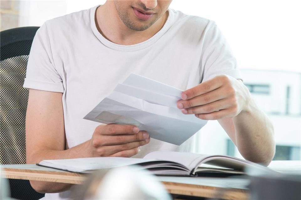 Schätzungsbescheid vom Finanzamt erhalten: Was tun? Wer verpflichtet ist, eine Steuererklärung abzugeben, das aber versäumt, muss damit rechnen, dass das Finanzamt die Steuerschuld schätzt.Christin Klose/dpa-tmn